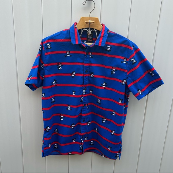 Mickey Mouse shirt men’s L

Forever 21 Blue and Red Casual Button Down Shirt - Picture 1 of 4